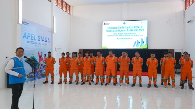 General Manager PLN UID Sulselrabar saat memberikan arahan dalam acara pelepasan Tim Khusus yang ditugaskan untuk membantu mempercepat pemulihan sistem kelistrikan di aceh pada Senin (15/12).