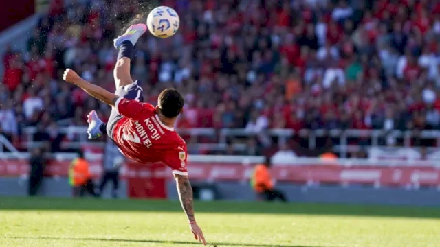 Santiago Montiel mencetak gol salto kertika Independiente melawan Independante Rivadavia pada Mei 2025. Foto: HOY Dia Cordoba