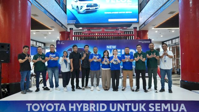 Konferensi pers perkenalan New Veloz Hybrid EV, di Atrium Tokyo Phinisi Point Mall Makassar, Selasa (15/12).