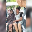 Demi Dapat Beras Bantuan Pemerintah Nenek Lumpuh di Makassar Digotong Warga Pakai Bentor