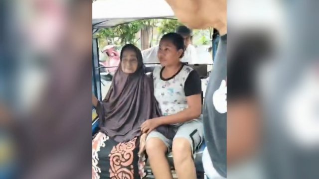 Demi Dapat Beras Bantuan Pemerintah Nenek Lumpuh di Makassar Digotong Warga Pakai Bentor