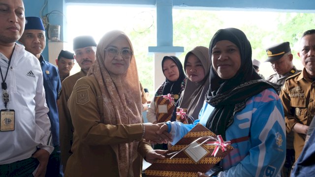 Bupati Gowa Serahkan 720 Sertipikat Redistribusi Tanah di Kecamatan Biringbulu