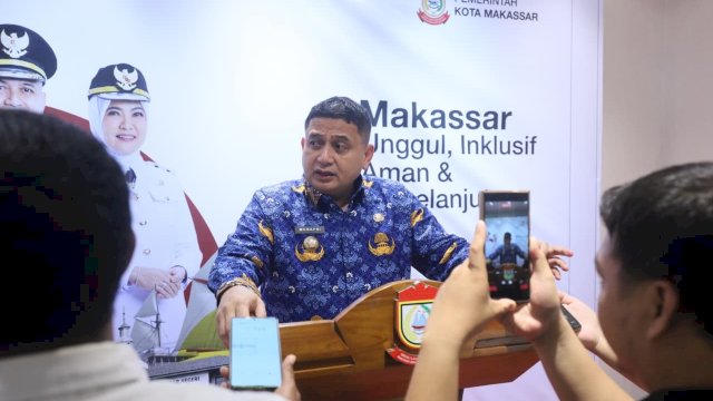 Wali Kota Makassar, Munafri Arifuddin, melarang warga membunyikan kembang petasan serta melakukan konvoi kendaraan saat perayaan pergantian Tahun Baru 2025 ke 2026.