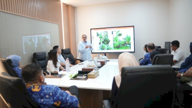 Wali Kota Makassar, Munafri Arifuddin memimpin rapat koordinasi rencana revitalisasi dan pengelolaan kawasan Taman Macan dan Taman Pattimura sebagai ruang terbuka hijau (RTH).