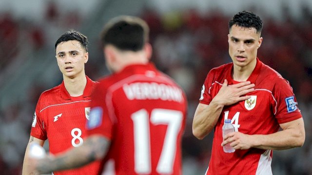 Pemain Timnas Indonesia, Eliano Reijnders dan Joey Pelupessy saat melawan Bahrain di Kualifikasi Piala Dunia 2026 zona Asia. Bola.net/Bagaskara Lazuardi.