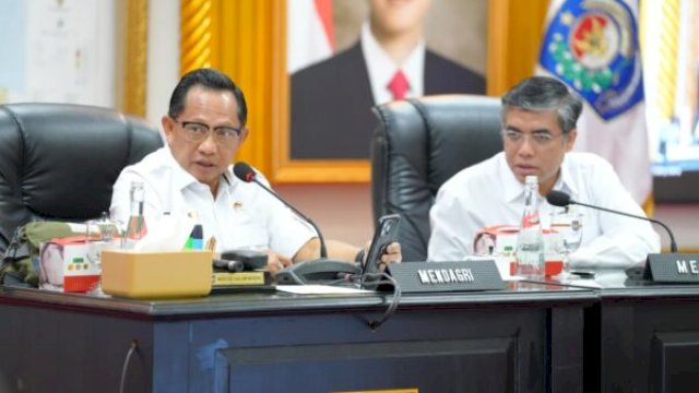 Menteri Dalam Negeri Tito Karnavian (kiri) saat Sosialisasi Kebijakan Penetapan Upah Minimum Tahun 2026 yang digelar secara daring, Rabu, 17 Desember 2025. (Foto: Humas Kemendagri)
