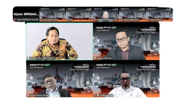 Webinar ilmiah ini dilaksanakan dengan menggunakan platform Zoom.