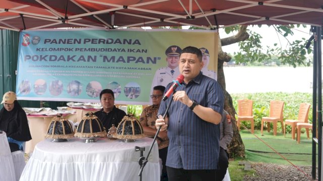 Wali Kota Makassar, Munafri Arifuddin, menghadiri panen perdana Pokdakan Mapan, wujud swadaya keramba masyarakat dalam memperkuat ketahanan pangan lokal.