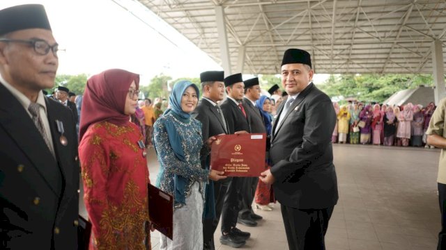 Wali Kota Makassar, Munafri Arifuddin pada Upacara Penganugerahan Tanda Kehormatan Satyalancana Karya Satya Tahun 2025 sebagai bentuk apresiasi atas pengabdian Aparatur Sipil Negara (ASN) di lingkup Pemkot Makassar, di Tribun Lapangan Karebosi, Jumat (19/12/2025).