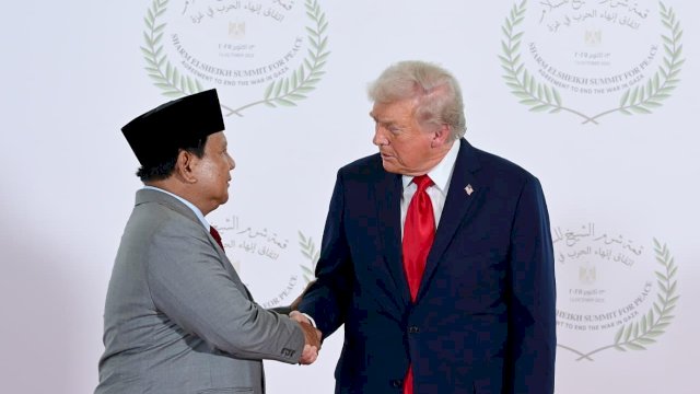 Presiden Amerika Serikat Donald Trump bersalaman dengan Presiden Republik Indonesia Prabowo Subianto.