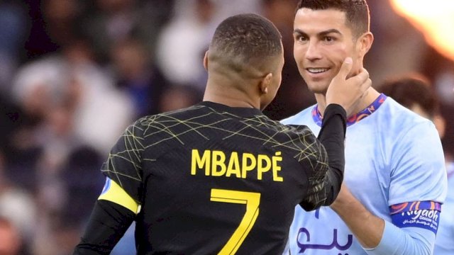 Pemain Real Madrid Kylian Mbappe bersama Cristiano Ronaldo.