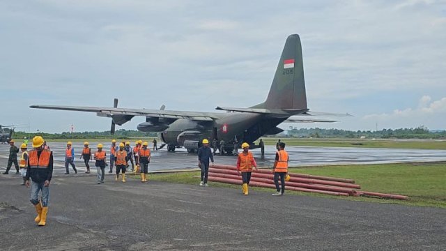 Para petugas PLN bersama personel TNI saat akan memasukkan material perbaikan dan pembangunan jaringan distribusi baru untuk dikirim ke lokasi-lokasi terdampak menggunakan pesawat hercules. PLN bekerja sama dengan TNI dan Polri untuk mendistribusikan material tersebut ke titik-titik terisolir yang belum dapat dilalui menggunakan kendaraan roda empat.