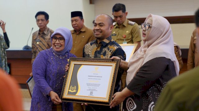 Kepala Dinas Komunikasi dan Informatika (Diskominfo) Kota Makassar, Dr. M. Roem menerima langsung penghargaan tersebut, di Kantor Gubernur Sulsel, Senin (22/12/2025).
