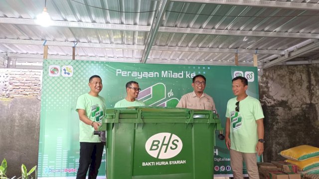 Rayakan Milad ke-22, KSPPS Bakti Huria Syariah Serahkan Bak Sampah ke PD Pasar