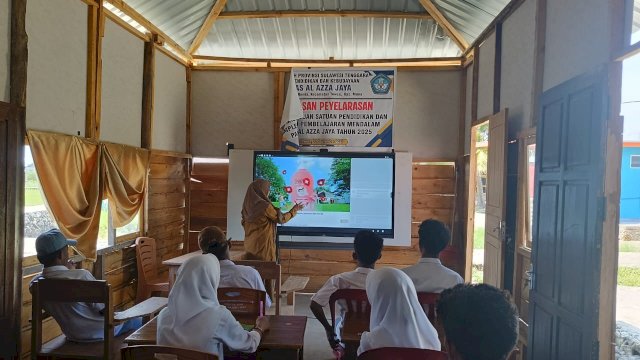 Inovasi SuperSUN PLN Terangi 18 Sekolah di 12 Pulau Terpencil Muna