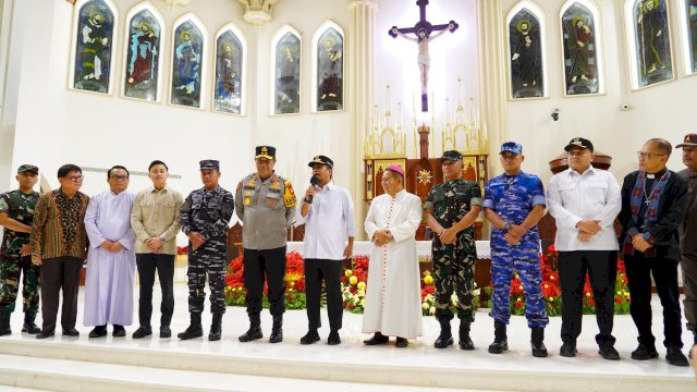 Ketua Fraksi Gerindra DPRD Sulsel Fadel Muhammad Taufan Ansar, B.Bus, bersama Gubernur Sulawesi Selatan, Andi Sudirman Sulaiman, memantau perayaan Misa Natal 2025 di Gereja Katedral Makassar, Rabu (24/12/2025) malam.