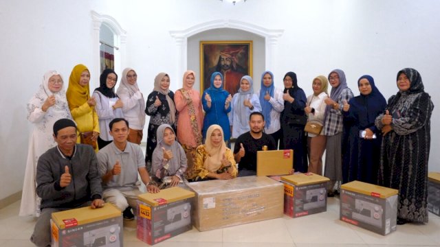 Memperingati Hari Ibu, Andi Tenri Indah menyalurkan ratusan bantuan alat usaha kepada kaum ibu di Kabupaten Gowa, Senin (29/12/2025).
