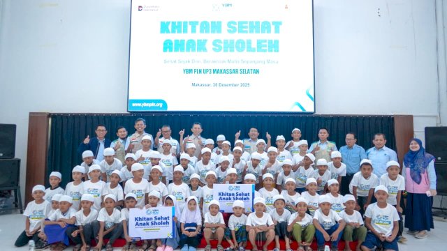 Foto bersama dalam acara Khitan Sehat Anak Sholeh di Kantor PLN UP3 Makassar Selatan pada Selasa (30/12).