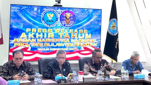  Badan Narkotika Nasional Provinsi (BNNP) Sulsel, gelar press release akhir tahun 2025 yang dipimpin oleh Kepala Bidang (Kabid) Pemberantasan dan Intelijen, Kombes Pol Ardiansyah, di Kantor BNNP Sulsel, Selasa (30/12/2025).
