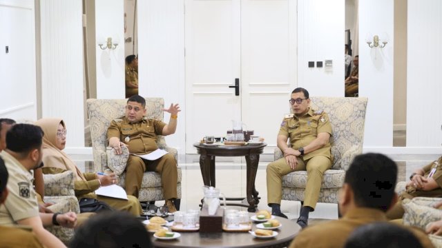 Wali Kota Makassar, Munafri Arifuddin, saat memimpin Rapat Koordinasi Penataan, Pengelolaan dan Pemanfaatan Tanah Pemerintah Kota Makassar yang digelar di Balai Kota Makassar, Selasa (30/12/2025).
