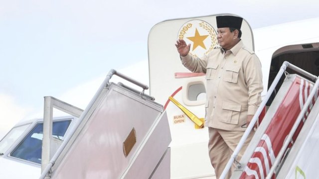 Presiden RI Prabowo Subianto dijadwalkan terbang ke Aceh jelang pergantian tahun pada Rabu (31/12). (ANTARA FOTO/Hafidz Mubarak A).
