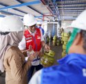 Pastikan Stok Aman Jelang Tahun Baru, Pertamina dan Disdagperin Makassar Uji Takaran BBM dan LPG 3 Kg