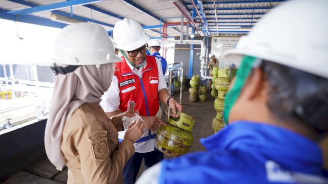 Pastikan Stok Aman Jelang Tahun Baru, Pertamina dan Disdagperin Makassar Uji Takaran BBM dan LPG 3 Kg