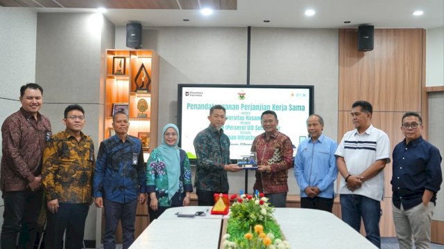 General Manager PLN UID Sulselrabar, Edyansyah (kelima dari kiri) menyerahkan plakat SPKLU kepada Wakil Rektor IV Universitas Hasanuddin, Prof. Dr. Eng. Ir. Adi Maulana, S.T., M.Phil., Ph.D., (keempat dari kanan) yang menjadi simbol kerja sama antata PLN dan Universitas Hasanuddin.