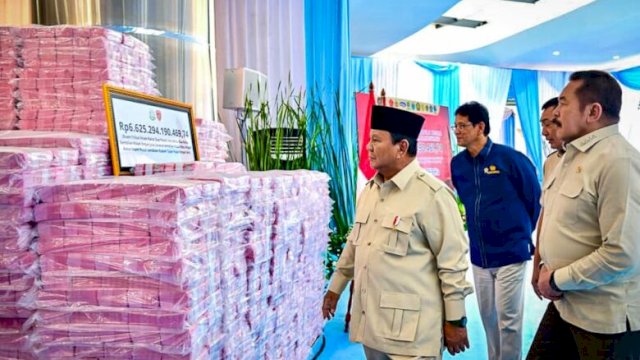 Presiden Prabowo saksikan Uang hasil Penyelamatan Aset Negara Rp6,6 Triliun. Foto: BPMI Setpres
