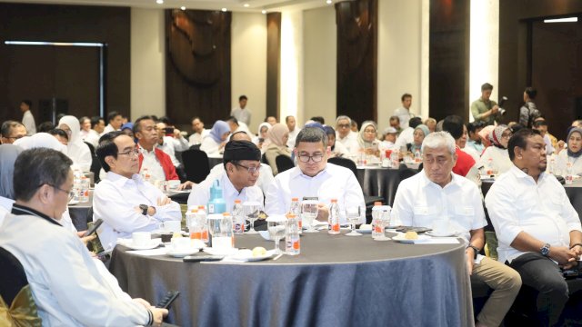 Wali Kota Makassar, Munafri Arifuddin, bersama Wakil Wali Kota Aliyah Mustika Ilham, kompak menghadiri Rapat Koordinasi Pengurus Pusat Ikatan Alumni Universitas Hasanuddin (IKA Unhas) yang digelar pada Jumat, (2/1/2026), di Hotel Four Points by Sheraton Makassar, Jalan Andi Djemma No. 130, Kota Makassar.