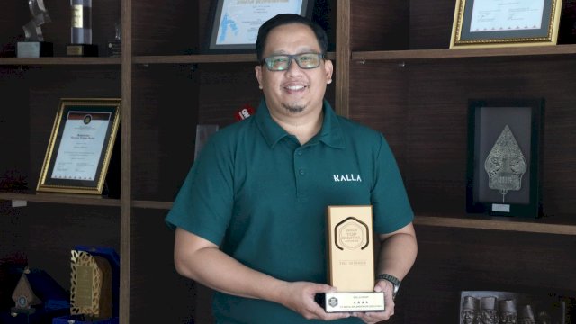 Corporate Information & Communication Technology (CICT) KALLA, Razmal Djamal, memegang penghargaan TOP Digital Implementation 2025 #Stars 4 yang diraih dalam ajang TOP DIGITAL Awards 2025 pada akhir tahun lalu.