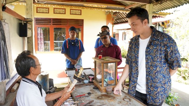 PT Bank Central Asia Tbk (BCA) melalui program pembinaan Desa Bakti BCA. 