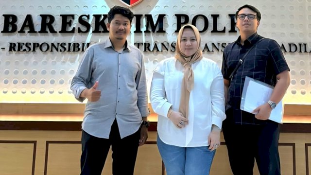 Putriana Hamda Dakka alias Putri Dakka (tengah) bersama tim kuasa hukum di Gedung Bareskrim Polri.


