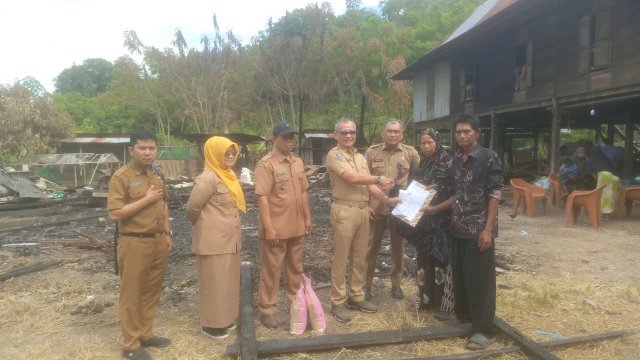 BPBD Pinrang Salurkan Bantuan untuk Korban Kebakaran di Mattiro