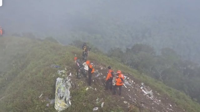 Serpihan Pesawat ATR 42-500 IAT Ditemukan di Pegunungan Bulusaraung, Evakuasi Terkendala Cuaca dan Kabut Tebal