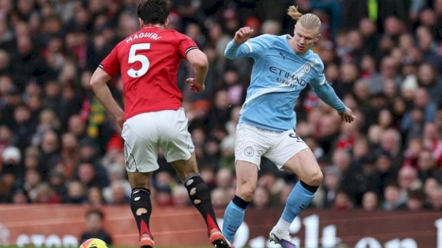 Manchester United bantai Manchester City dalam derbi Manchester di Old Trafford. (REUTERS/Phil Noble)
