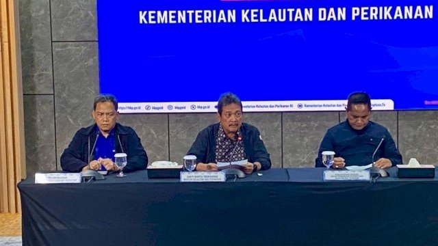 Menteri Kelautan dan Perikanan Sakti Wahyu Trenggono saat jumpa pers di kantornya di Jakarta, Sabtu (17/1/2026) malam.