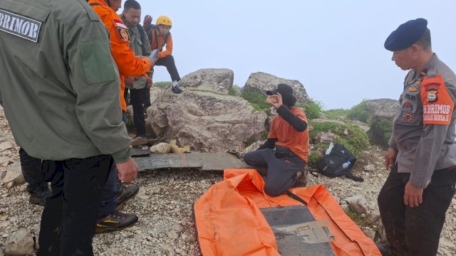 Personel gabungan masih terus melakukan pencarian dan evakuasi puing-puing pesawat di lokasi kejadian.