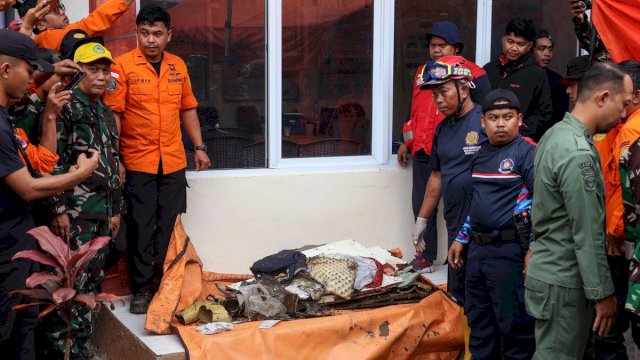 Tim SAR menunjukkan serpihan yang diduga bagian dari pesawat ATR 42-500 milik IAT di posko aju Desa Tompo Bulu, Kecamatan Balocci, Kabupaten Pangkajene dan Kepulauan, Sulawesi Selatan, Minggu (18/1/2026). Tim SAR gabungan mengevakuasi sejumlah serpihan dan menemukan satu jasad diduga korban pesawat ATR 42-500 milik Indonesia Air Transport (IAT) yang sempat hilang kontak di kawasan Gunung Bulusaruang. ANTARA FOTO/Arnas Padda/rwa.(ANTARA FOTO/ARNAS PADDA)
