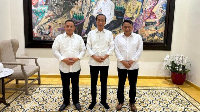 INT
KUNJUNGAN. Presiden ke-7 Joko Widodo (Jokowi) saat menerima kunjungan Sudewo dan Risma Ardhi Chandra di kediaman pribadinya di Sumber, Banjarsari Solo menjelang Pilkada serentak lalu.
