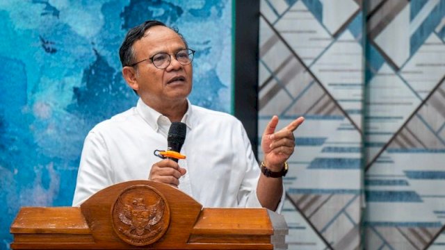 Ketua Dewan Pers Komaruddin Hidayat mengatakan mendukung putusan Mahkamah Konstitusi (MK) mengabulkan sebagian uji materi Pasal 8 Undang-undang Nomor 40 Tahun 1999 tentang Pers (UU