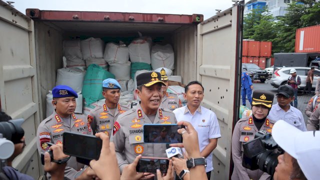 Kapolda Sulawesi Selatan Irjen Pol Djuhandhani Rahardjo Puro