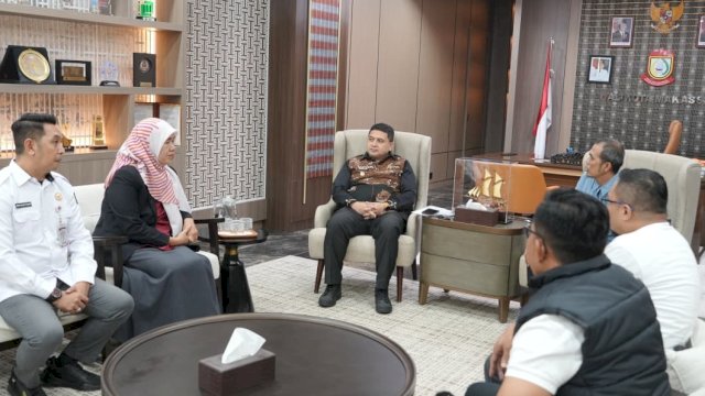 Wali Kota Makassar, Munafri Arifuddin audiensi KPU Kota Makassar yang datang membahas rencana pelaksanaan dan permintaan dukungan pemerintah daerah terhadap dua sejumlah program strategis KPU tersebut, Kamis (22/01/2026).
