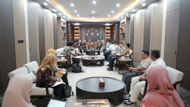 Wali Kota Makassar, Munafri Arifuddin bersama bersama jajaran Perumda Terminal Makassar Metro membahas langkah strategis optimalisasi pengelolaan tiga terminal di Balaikota Makassar, Kamis (22/01/2026).