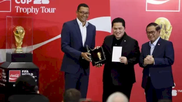 
Menteri Pemuda dan Olahraga Republik Indonesia Erick Thohir (kanan) bersama Gubernur DKI Jakarta Pramono Anung (tengah) dan FIFA Legend Gilberto Silva (kiri) saat acara FIFA World Cup&trade; Trophy Tour by Coca-Cola di Jakarta, Kamis (22/1/2026). 