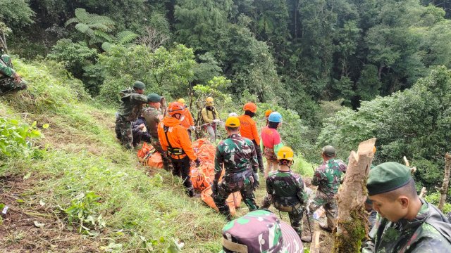 Korban terakhir ditemukan pada pukul 09.16 WITA oleh Tim Elang 5 dari Yonif Raider 700 Kodam XIV/Hasanuddin bersama tim SAR gabungan.
