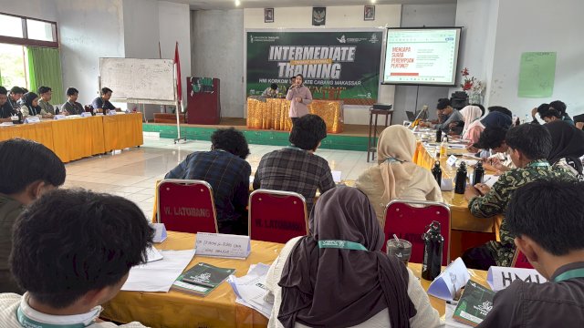 Diskusi dengan Kader HMI, Tenri Uji Idris: Perempuan Harus Mandiri di Rumah, Tangguh di Parlemen