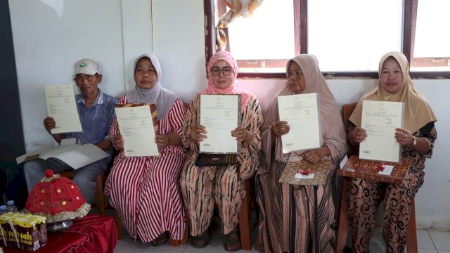 Bupati Pinrang Serahkan 70 Sertifikat Tanah ke Warga Kaballangan