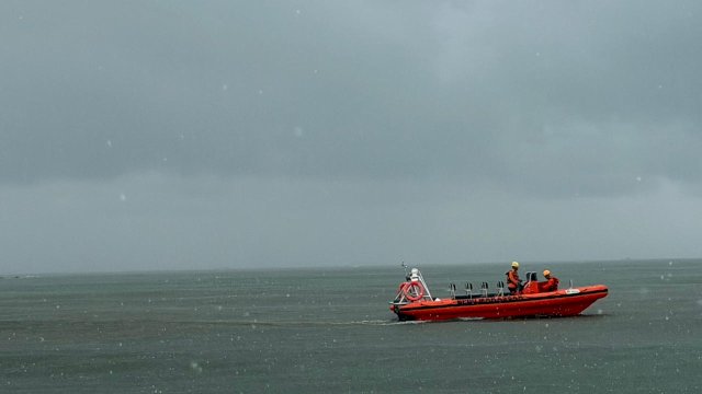 Tim SAR gabungan melakukan penyisiran dalam operasi pencarian seorang nelayan yang dinyatakan hilang di perairan Tanjung Merdeka, Kecamatan Tamalate, Kota Makassar, Sulawesi Selatan, Senin (2/2/2026). 
