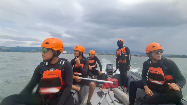Tim SAR melakukan penyisiran dalam operasi pencarian seorang nelayan yang dilaporkan hilang di perairan Pao Limpo&rsquo;e, Kecamatan Tarowang, Kabupaten Jeneponto, Sulawesi Selatan.  